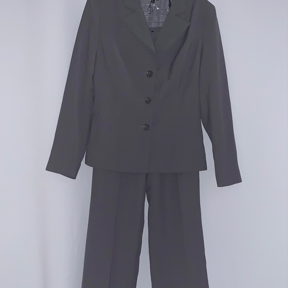 Metrostyle Pantsuit - Picture 2 of 12